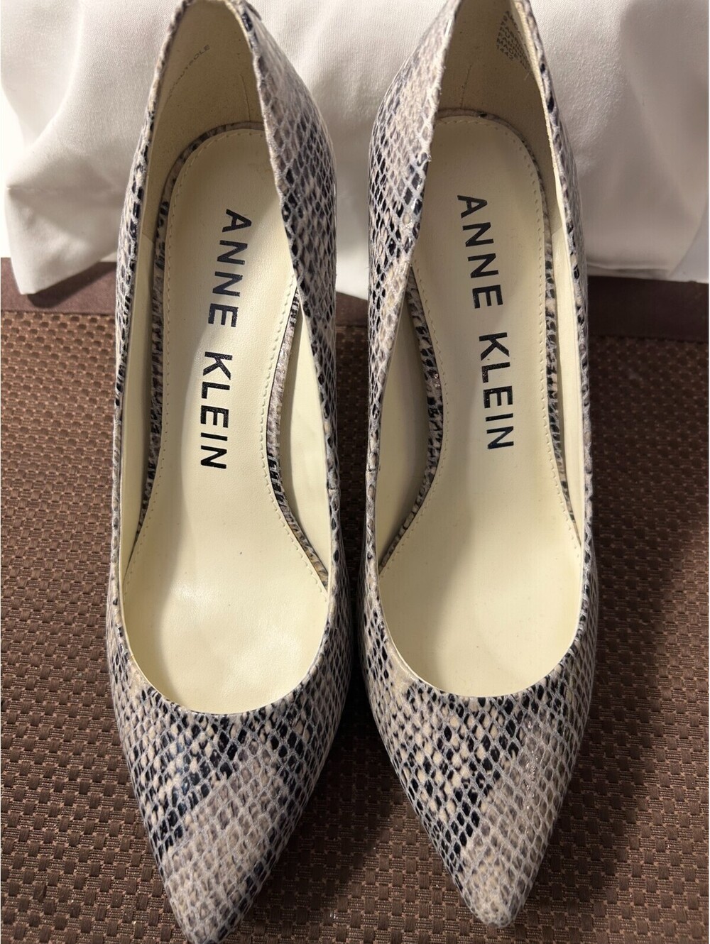 Anne Klein Women’s Snakeskin Pumps Pointed Toe Gray Black Animal Print Heels 9